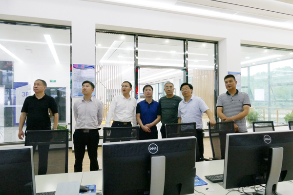 1590398530680309.jpg 參觀三樓中控操作室.jpg